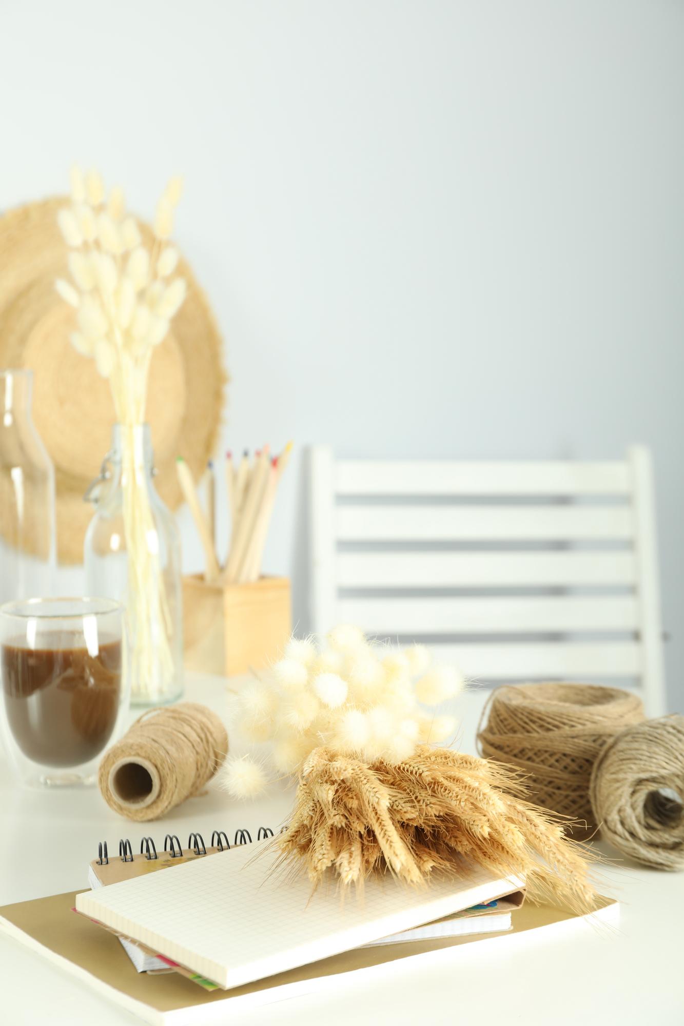 Interno atelier con tavolo da lavoro e luci calde